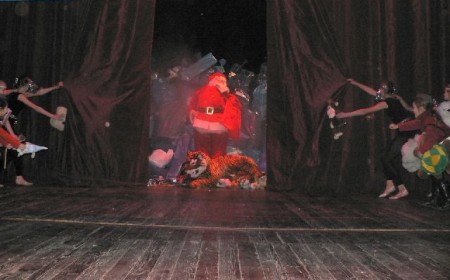 a v tomto okamžiku propuká sál v obrovské nadšení